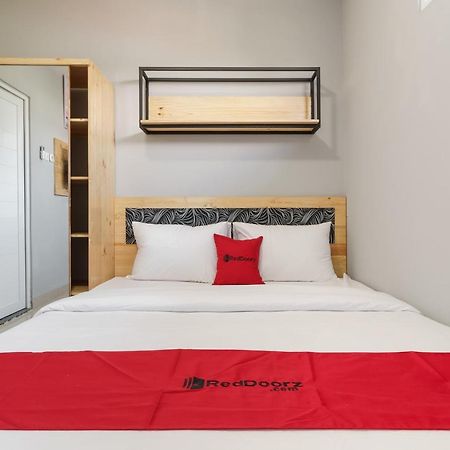 Hotel RedDoorz near Plaza Atrium Senen Jakarta Exterior foto