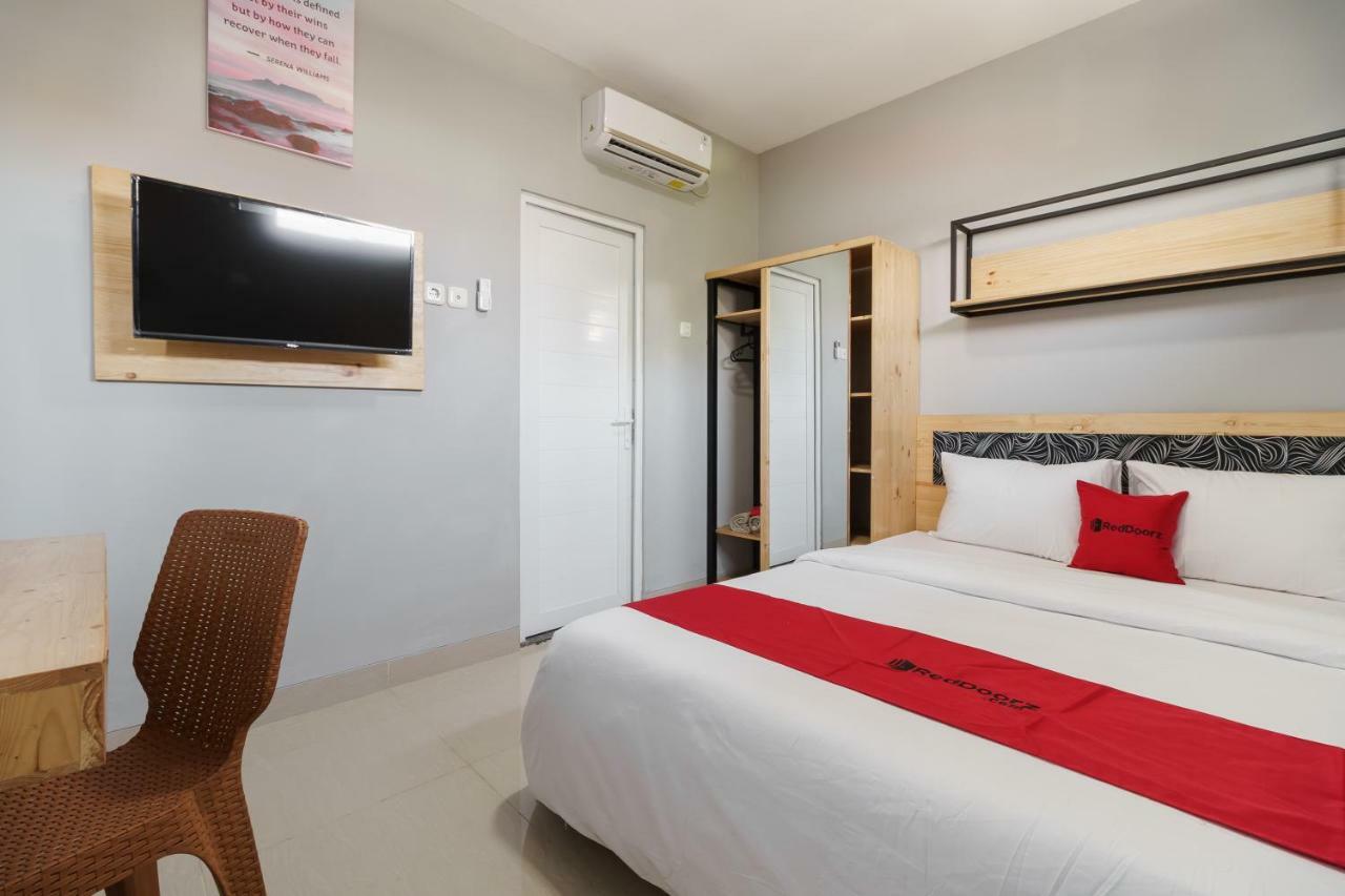 Hotel RedDoorz near Plaza Atrium Senen Jakarta Exterior foto